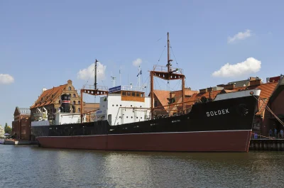 N.....h - SS Sołdek - pierwszy zbudowany po wojnie w Polsce statek pełnomorski.

SS...