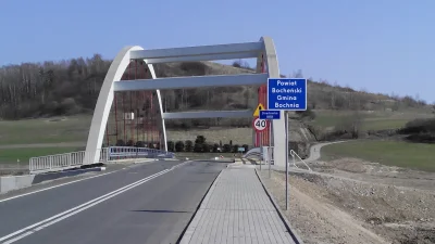 Hamalesn - Ponadto pomiędzy polami w małopolskich wsiach tak się buduje mosty.
