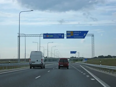 johanlaidoner - P.S. 

Ciekawe rozwiązanie w tablicach drogowych w Estonii (widziałem...
