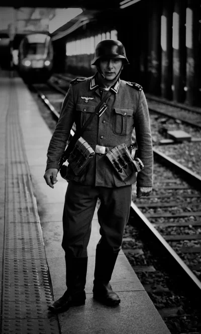 nalejmizupy - Październik 1943 rok. Niemiecki żołnierz patrolujący peron Elektrycznyc...