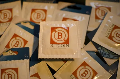 p.....i - #bitcoin #kondomy

Już nawet można kupić kondomy marki Bitcoin :D