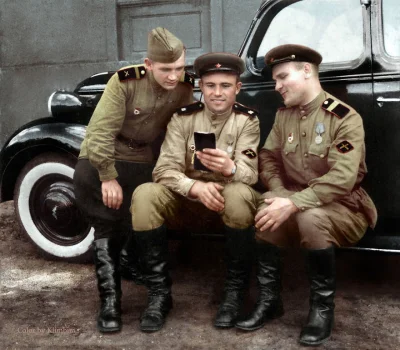 golagolagola - Rosyjscy żołnierze pobierający nową wersję systemu iOS