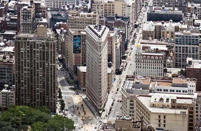 cerastes - @DanielPlainview: mi się zawsze ten budynek kojarzył z Flatiron Building s...