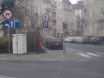 Fidelis - Nie ma takiego chodzenia, tu jest parking.
#parkowanie #drogi #poznań