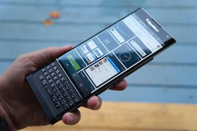 Abstraktor - @ElCidX: No nie tak dawno wyszedł Blackberry Priv i chociaż dla mnie był...