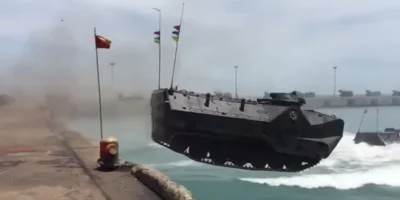 starnak - Napór 29-tonowego pojazdu wpadającego do wody z prędkością 20 mil na godzin...
