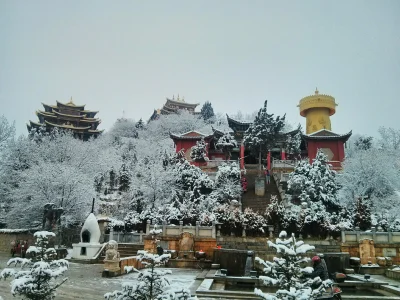 kotbehemoth - Pierwszy śnieg w Szangri-La, widok na Guishan park, czyli park na Żółwi...