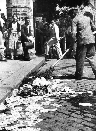 stahs - Węgry 1946r, sprzątanie pieniędzy zalegających na ulicach. To pengo dawna wal...