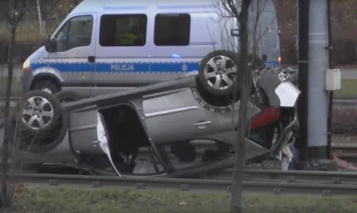 piotr1900 - Poranny wypadek na al.Rzeczypospolitej w Gdańsku.Jedno auto dachowało,zni...