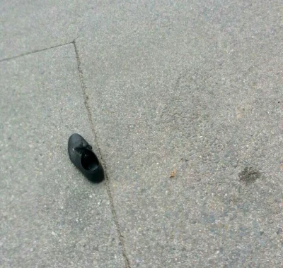 g.....m - Chyba ktoś wziął umar xd takiego buta zauważyłem na chodniku idąc w #warsza...