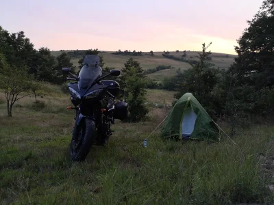 B.....a - Fajny sad na nocleg, Może mnie Rumuni stąd nie wywalą.
#motocykle #rumunia