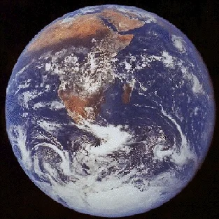 d.....4 - Zdjęcie Ziemi zrobione z pokładu Apollo 17 w 1972 roku.

#kosmos #astronomi...