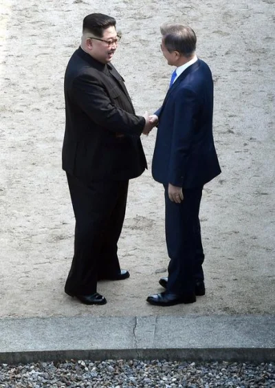 s.....n - Kim Jong Un w trakcie usciskow dloni na linii demarkacyjnej zaprosil na chw...