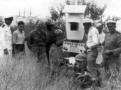 Kilroy88 - 1935 - członkowie załogi "Daru Pomorza" (w tle) podczas rejsu dookoła świa...