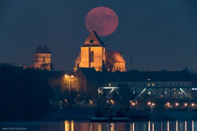 Nightscapes_pl - Jeszcze jeden kadr z wczorajszym suerksiężycem nad Toruniem. 

Po ...