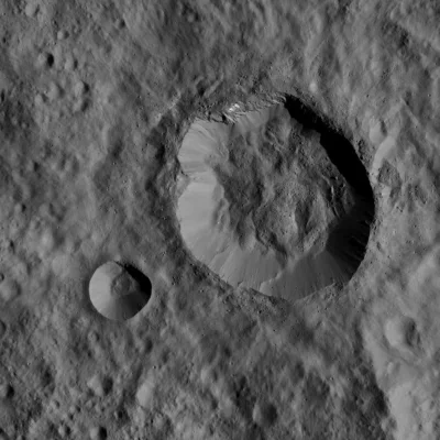 d.....4 - Dwa stosunkowo młode kratery sfotografowane przez sondę Dawn w odległości 3...