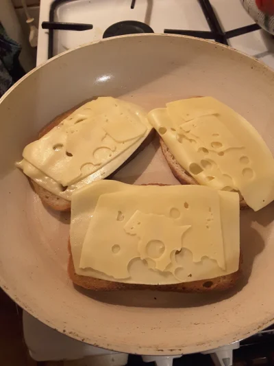 TomgTp - Najlepszy sposób na nocny głód: Chleb zapiekany z serem. Pamiętajcie aby dać...