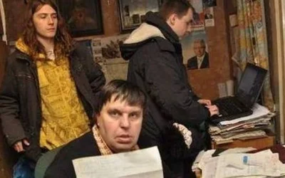 Docentnauk - @AndrzejJaroslawski: 
Ten przy laptopie to Lukasz Szumilak, wykopowicz ...