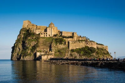 Artktur - Zamek Aragoński na wyspie Ischia.

Ischia to niewielka wyspa we Włoszech,...