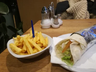 ocalanyalvac - Tak to powinno wyglądać. Dürüm Döner. Nie żadne rollo.

#kebab