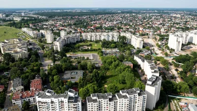 dronstudio - Warszawa Targowek a w oddali osiedle domków jednorodzinnych "Zacisze" wi...