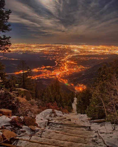 fruberuber - Zejście do miasta. Colorado Springs (fot. Reece Hein)
#cityporn #azylbo...