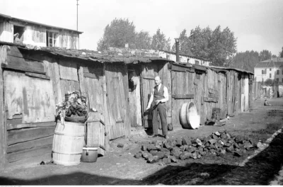 trzynastka - @Kismeth: 
 Drewniane szopy w Sosnowcu, wrzesień 1939 r.

Lata mijają,...