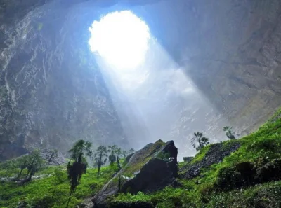 CoolHunters___PL - Dziura w ziemi z bujnym ekosystemem odkryta w Chinach!
W górzyste...