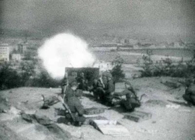 S.....r - Radziecka artyleria ostrzeliwująca, ze szczytu Kamiennej Góry, niemieckie p...
