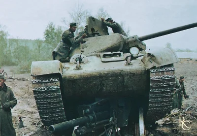 wojna - Niemiecka haubica polowa FH18 10,5 cm staranowana przez radziecki czołg T34/7...