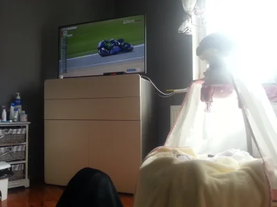 WiewiurPL - Moja córka wie że musi grzecznie spać bo Tata ogląda MotoGp. 99 wygra tak...