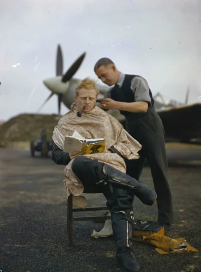 HorribileDictu - Pilot RAF, Francis Mellersh, w przerwie na zabiegi fryzjerskie, 1942...