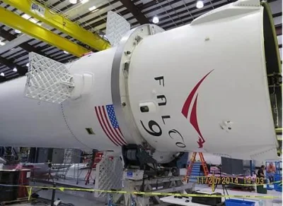 Przyglup - @Przyglup: A tutaj rakieta Falcon 9 z dodatkowymi skrzydełkami które pomog...