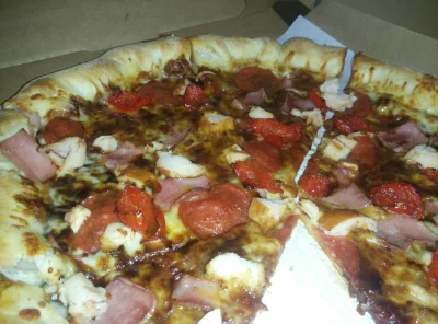 polik95 - Pizza Deluxe z #dominospizza za 26zł duża z parówką w brzegu, naprawdę pole...