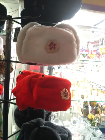 Ranger - W Pradze też można kupić czapki z czerwoną gwiazdą.