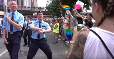 Charakternik_ - Szwedzka policja jest zajęta tańcami z LGBT więc ktoś ulic pilnować m...
