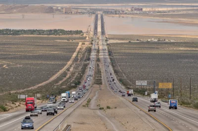 pan_kebab - USA, Nevada, droga do miasta Primm.

#infrastrukturanadzis #droga #tapeta