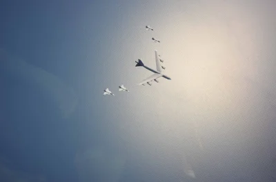 d.....4 - #usairforce B-52 i szwedzkie Gripeny na jednym zdjęciu. 

#samoloty #aircra...