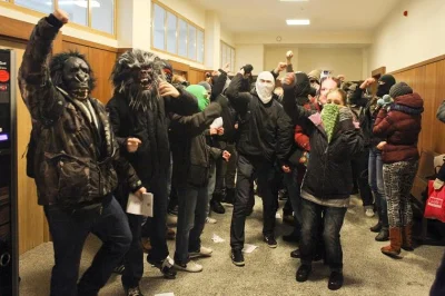 Trewor - Żaden incydent i radykalizacja, to jest ostatnio popularny Harlem shake.

Na...