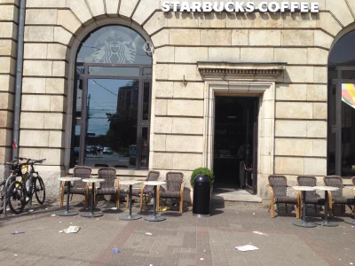 claudio1 - Starbucks Wrocław arkady - pyszna kawka pośród śmieci. Można sie poczuć ja...