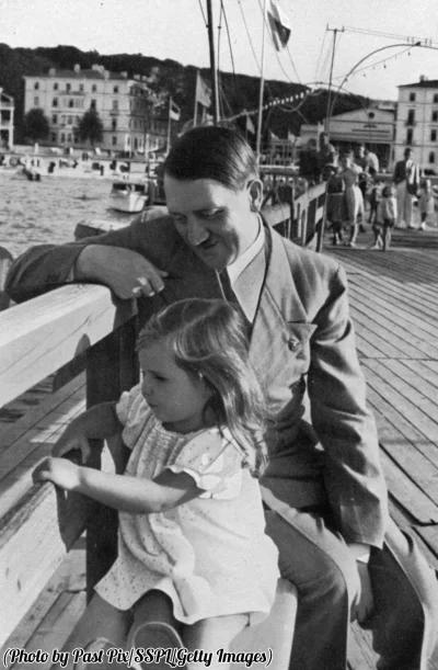 detronizacja - #ocieplaniewizerunkuadolfahitlera 
Adolf i mała Helga Goebbels