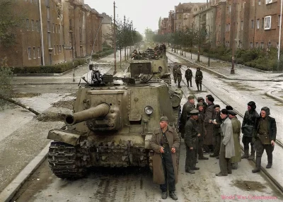 brusilow12 - Żołnierze radzieccy uzbrojeni w działa samobieżne ISU-122 na ulicach Ber...