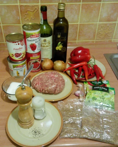 goromadska - No to zaczynam pichcić chili con carne. 
Przepis zmodyfikowany, dolewam...