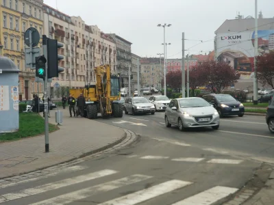 Sojer - @kj5 jeszcze kilka metrów dalej zepsuła się koparka :D widać w tle ten samoch...