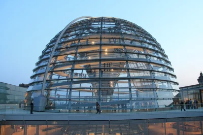 silver_spike - Szklana kopuła na dachu Reichstagu (parlamentu) w Berlinie. Można na n...