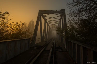 nightmeen - Kolejny kadr z mglistego poranka na nieczynnym moście kolejowym nad Kanał...