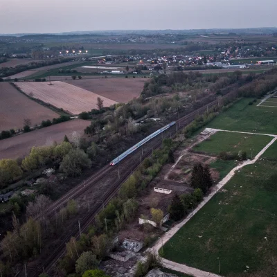 Qbol69 - #fotografia #drony #dji #malopolska #krakow 

Pociąg w stronę Warszawy na ...