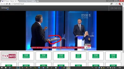 b.....i - Komor ma odpowiedzi na kartkach #debata zwroccie uwage jak zerka