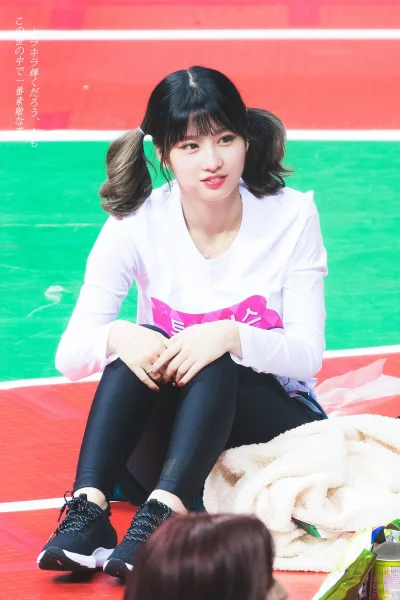 XKHYCCB2dX - #momo #twice 
#koreanka #japonka