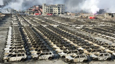Gloszsali - Rzędy zniszczonych Volkswagenów Tiguan i Touareg w porcie Tianjin, po wyb...